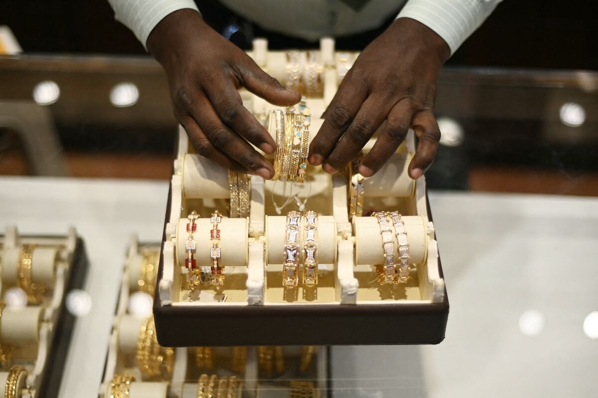 Gold Holds Decline After Bets Increase on Fed Hike This Year