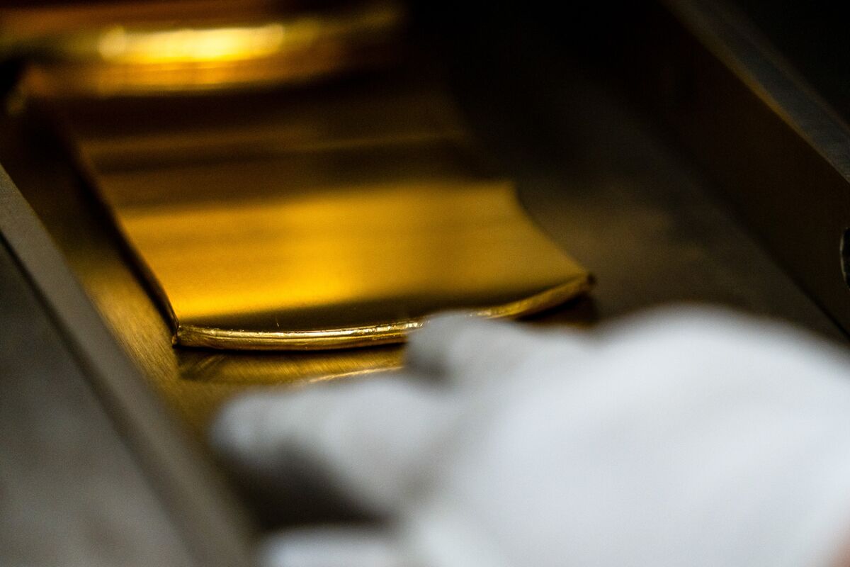 Gold Rebounds as Traders Assess Iran Strikes, Interest-Rate Path