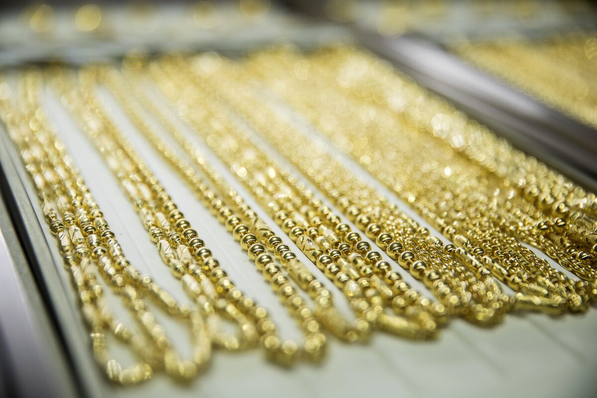 Gold Steadies Near $4,000 as Stronger Dollar, Rate Outlook Weigh