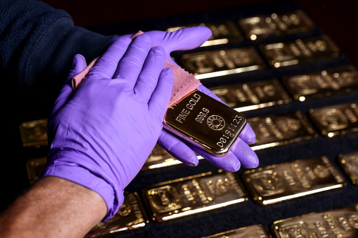 Gold Gains as Prospects of Iran Deal Temper Inflation Concerns
