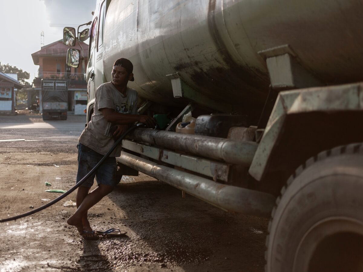 Oil Jumps as Iran and Israel Trade Strikes on Energy Facilities