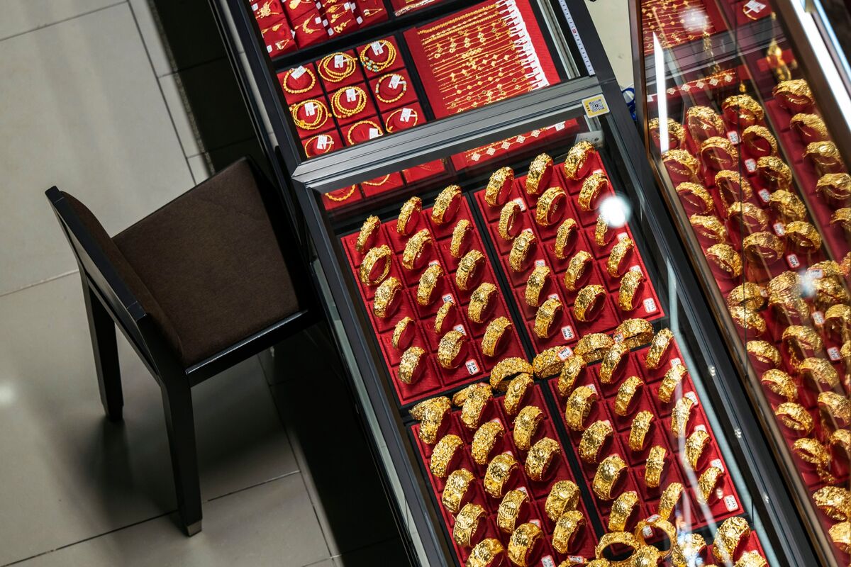 Gold Rises After Worst Week in Four Decades as War Risks Mount