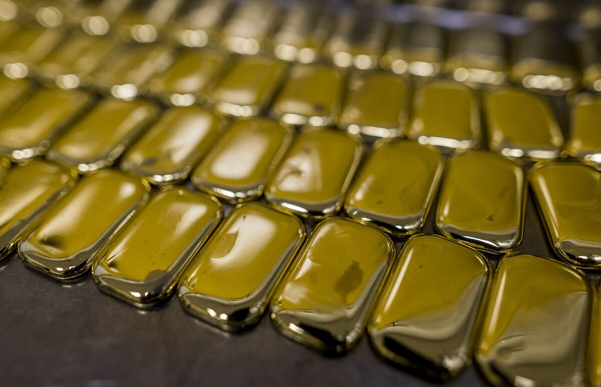 Gold Edges Lower as Robust US Jobs Data Point to Higher Rates