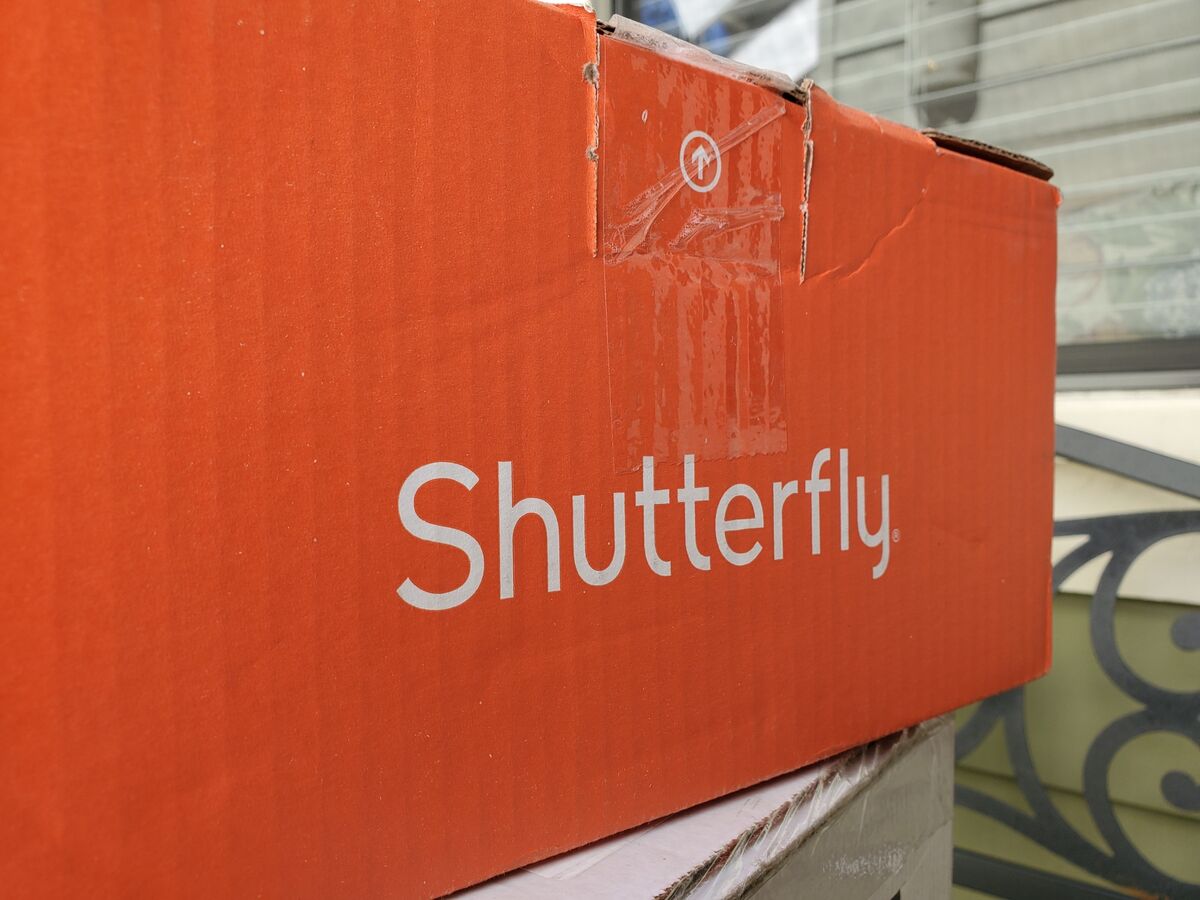 Shutterfly Kicks Off $1.9 Billion Junk Deal to Tackle Debt Pile