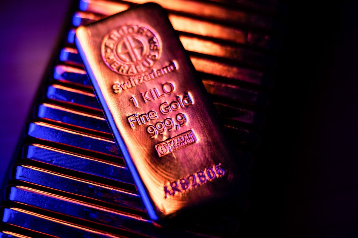 Gold Holds Decline as Iran Attacks Threaten Mideast Ceasefire