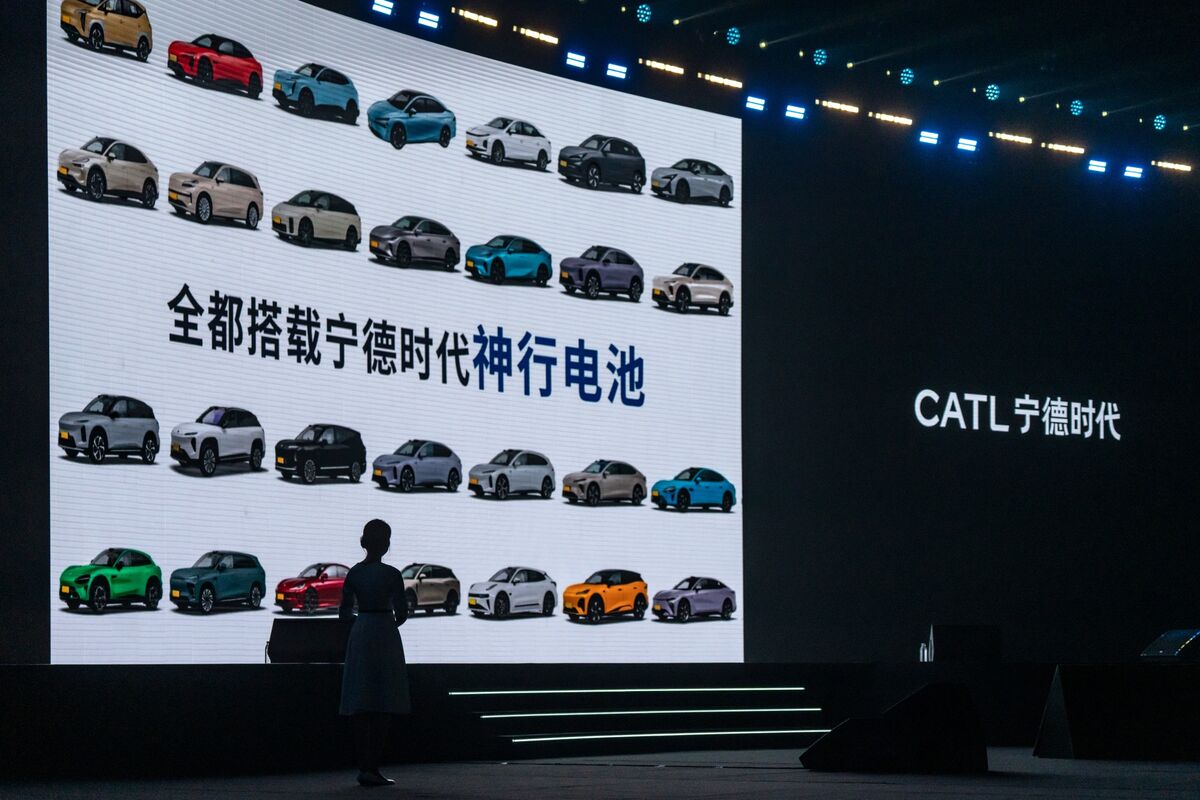 China Tech Split Emerges as ChiNext Rally Beats Hong Kong Peer