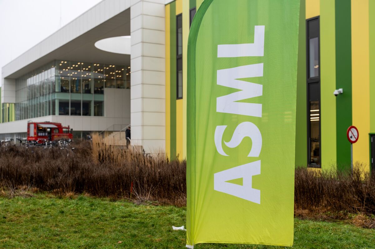 ASML’s Surge to Record High Masks Lowball Valuation Versus Peers