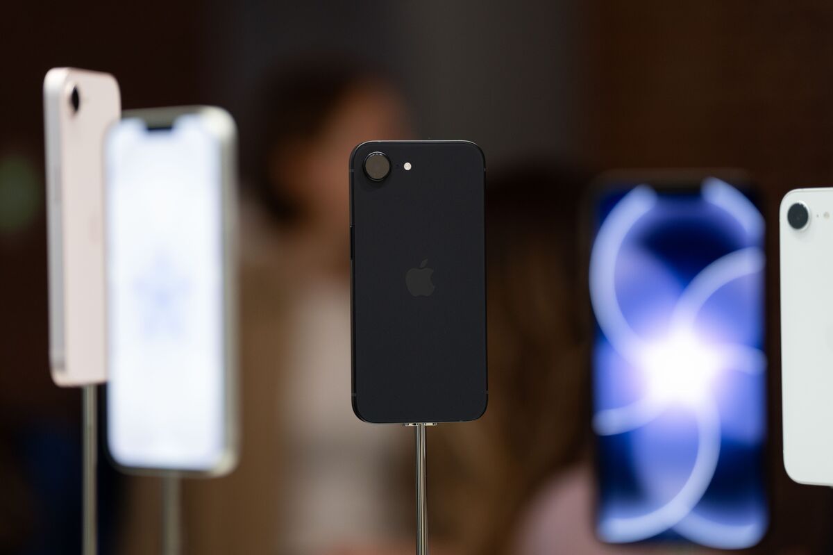 Apple’s $650 Billion Rally Fueled by Traders Fleeing AI Selloff