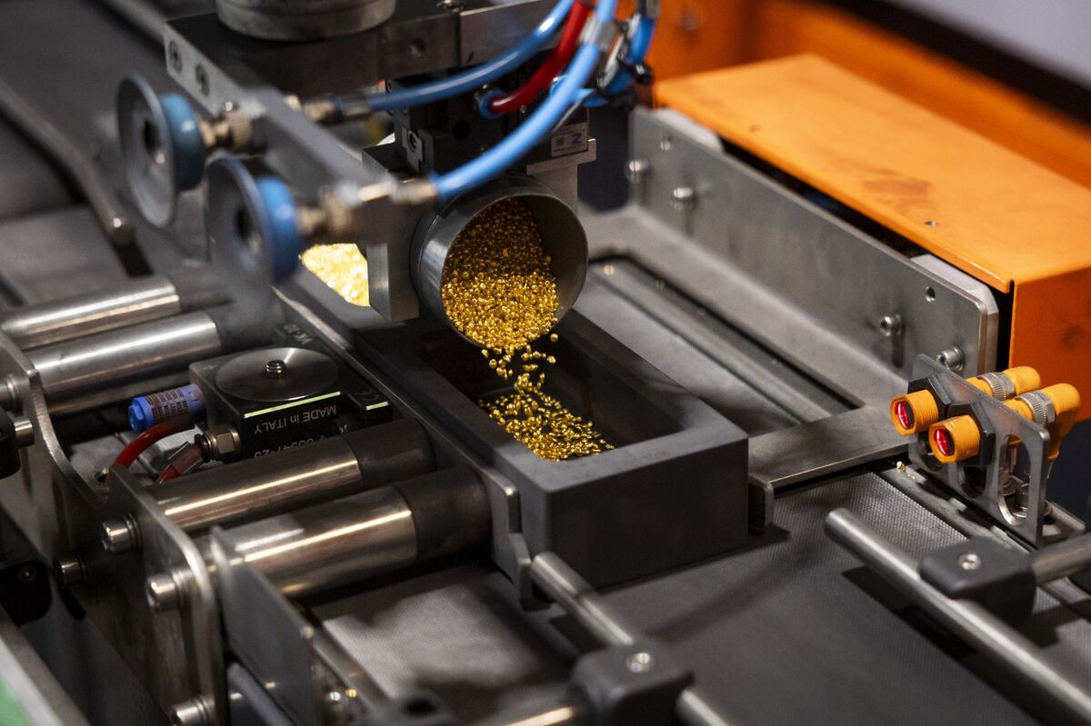 Gold Extends Gain as Hopes for Iran Truce Ease Inflation Fears