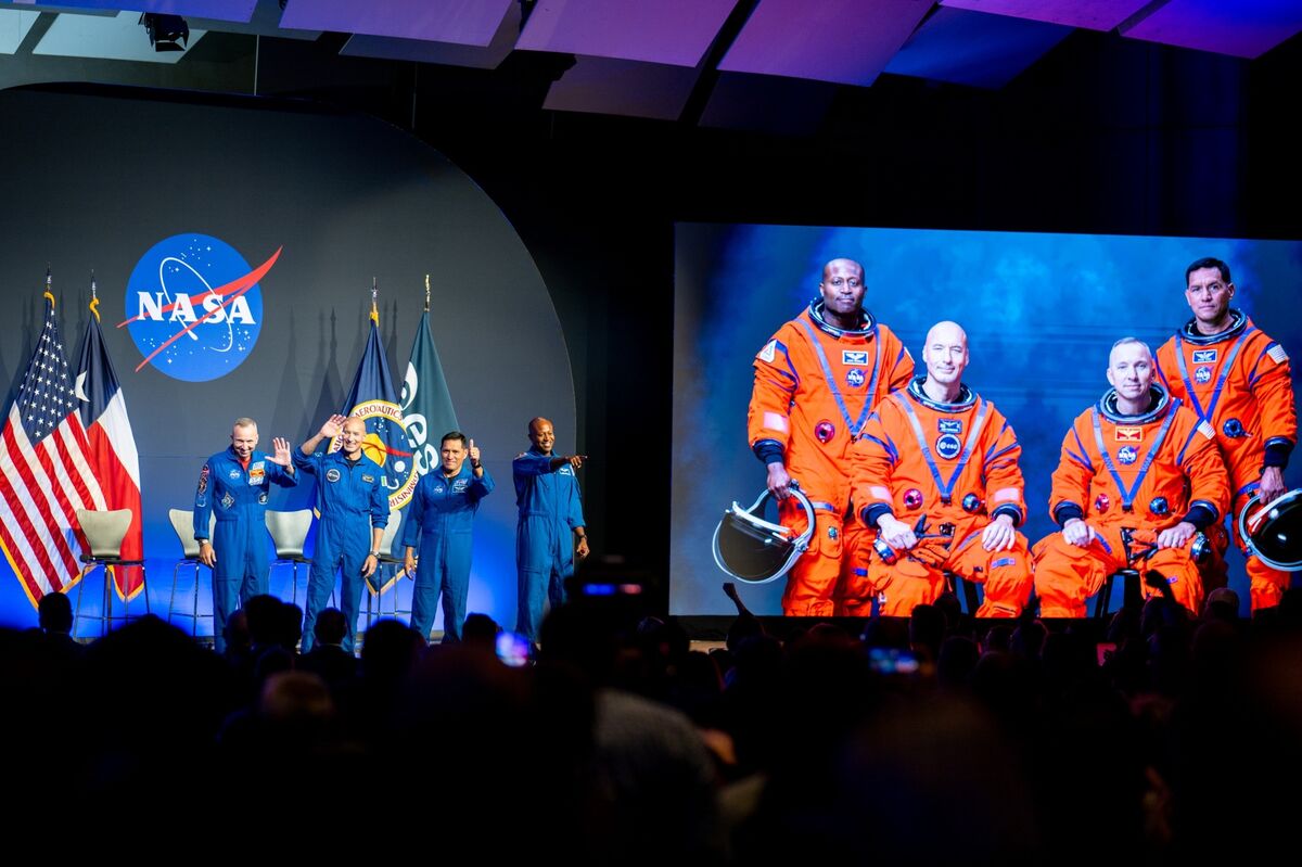 NASA Picks Crew for 2027 Artemis Mission to Test Moon Landers