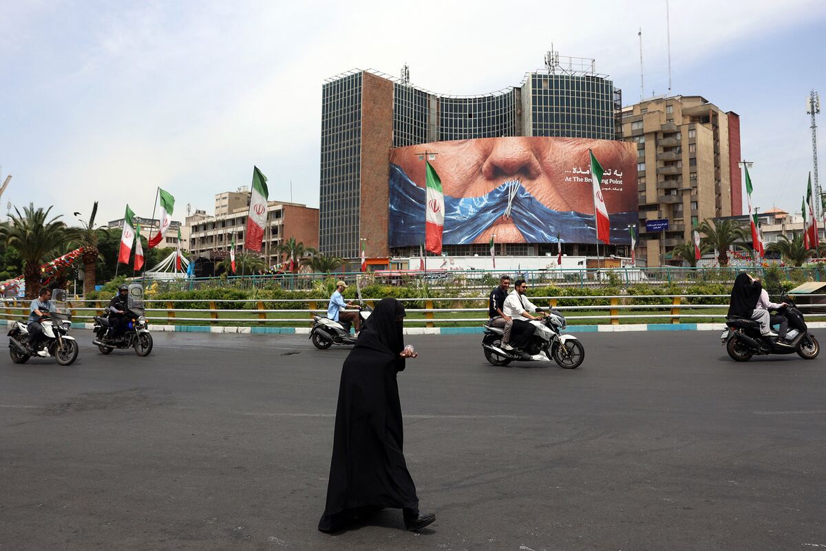 Oil Climbs, Dollar Strengthens With No Iran Deal: Markets Wrap