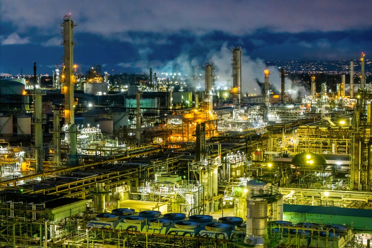 Oil Gains, Treasury Futures Slip on Iran Deadlock: Markets Wrap