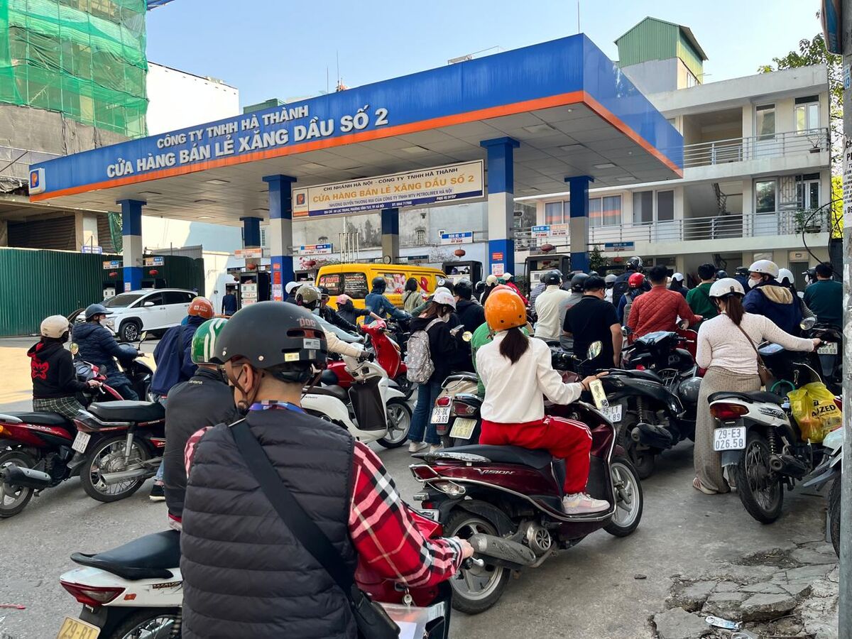 Asia’s Fuel Crunch Forces Four-Day Weeks and School Closures