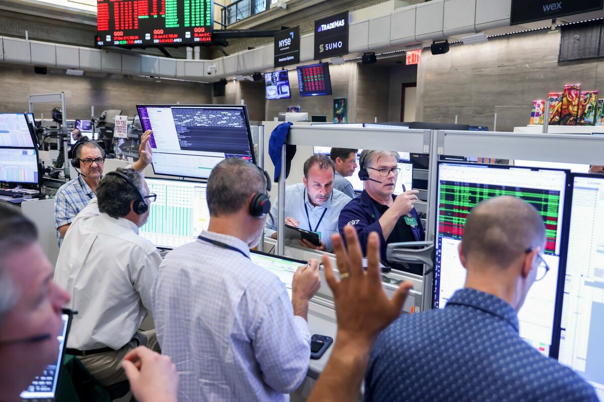 US Stocks Fall as Trump Plans to Reinstate Iran Blockade