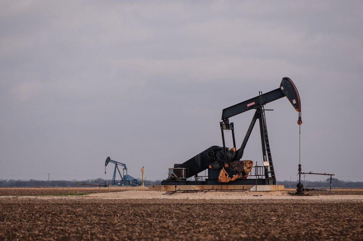Oil Holds Drop as Saudi Arabian Price Cut Amplifies Glut Concern