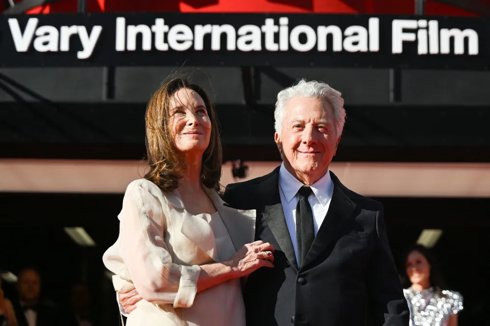 Dustin Hoffman Says America Is as ‘Divided’ as During Vietnam War … and Jokes He Is Still Trying to Figure Out Who He Is