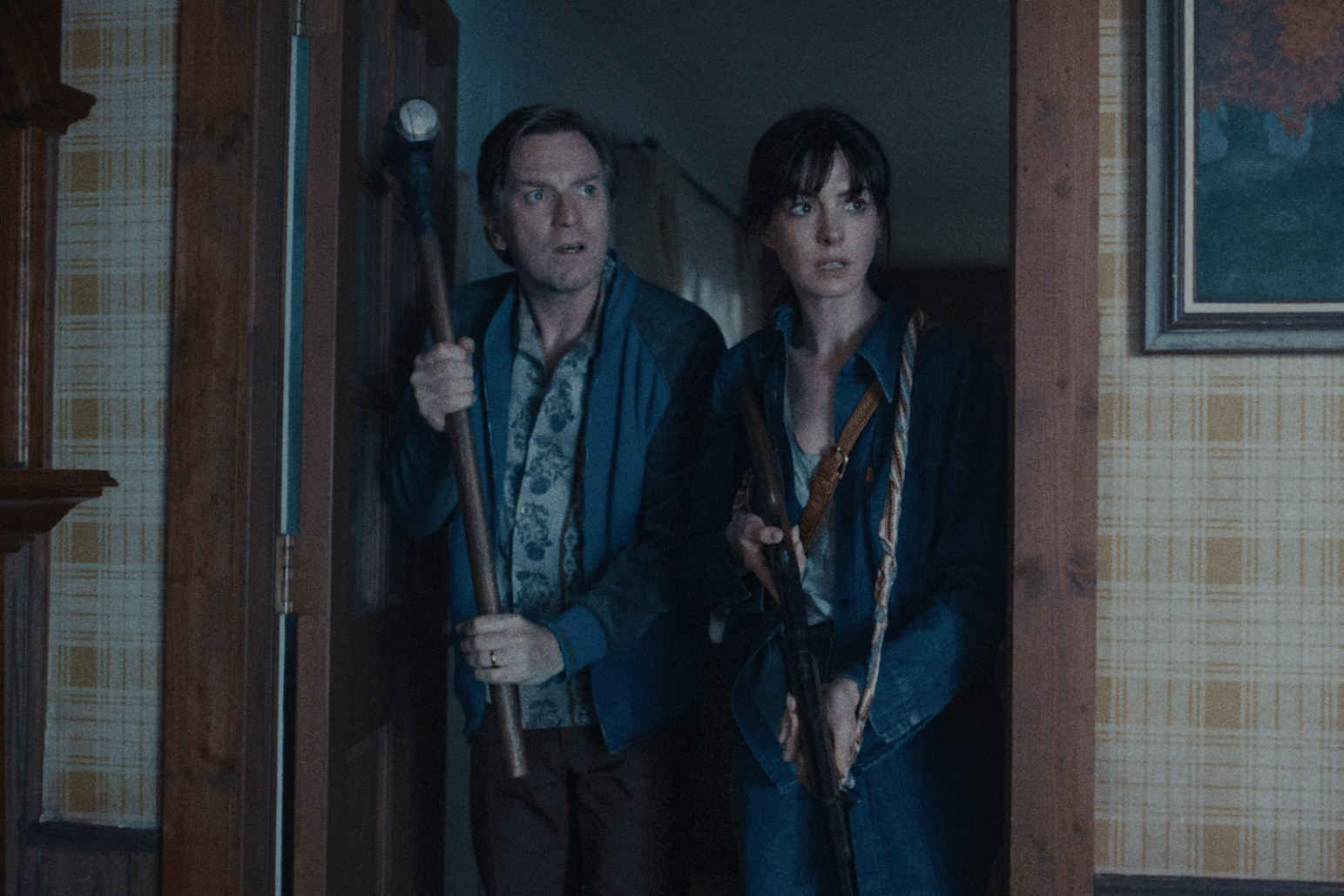 ‘The End of Oak Street’ Preview: Anne Hathaway and Ewan McGregor Try Not to Get Eaten Alive by Dinosaurs in 14 Minutes of 4DX Footage