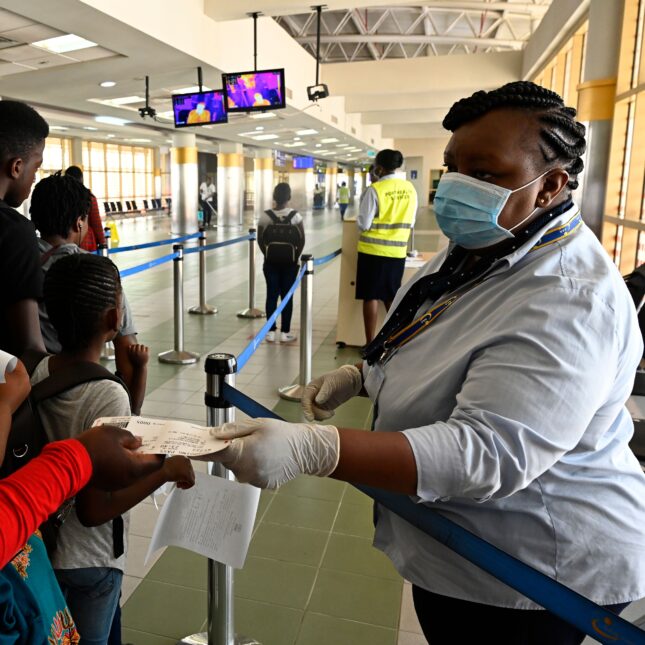 Opinion: If Americans risk their lives fighting Ebola overseas, they deserve the right to come home